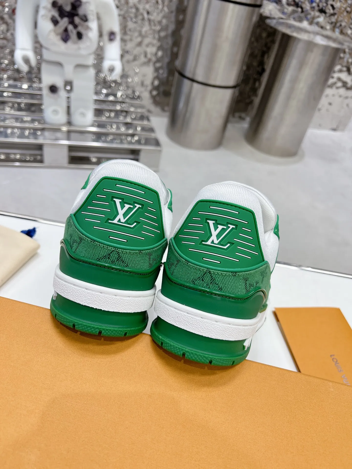 👟👟Ex-factory price 840👟👟 LV top version 2023 new model. Purchasing quality LV~Louis Vuitton Lv TRAINER's best-looking sneakers, Donkey Brand strongly recommends new products, official website limited edition retro basketball sneakers! Both high-cut and low-cut products cost money to purchase an accurate 1:1 replica of the original version. The details are invincible and full of sincerity. The imported and customized original cowhide leather is the same as the original version. The details are 100% restored. The private model customizes the original one-piece T👟👟 ex-factory price U outsole. It is different from other brands. Without the original version, this effect cannot be achieved!    Men's and women's models 35-40 39-45 (45 and 46 are customized and cannot be returned or exchanged)